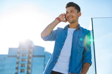 Neşeli adam telefon görüşmesi şehir merkezinde olması