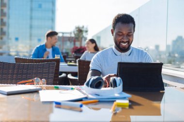 Işınlama freelancer dışında çalışmak için zevk
