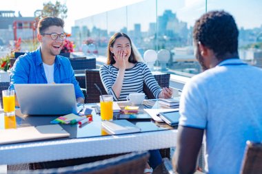 Having oyunculuk eğitimi alırken öğrenci güler yüzlü