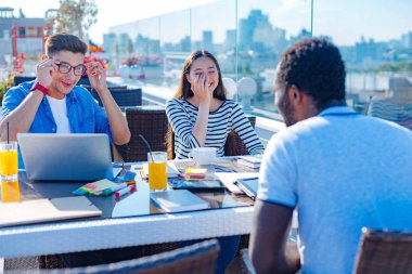 Resmi olmayan toplantı sırasında şaka neşeli serbest