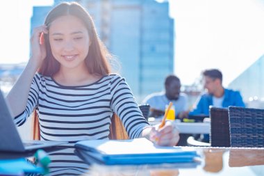 Açık havada ödev güzel utangaç Bayan