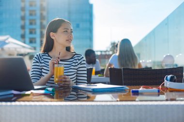 Freelancer içme suyu çalışırken hayal