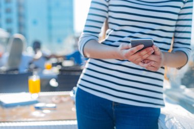 Genç Bayan telefon kullanarak yakın çekim