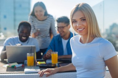 Kameraya bakarak ve gülümseyen güzel sarışın Bayan