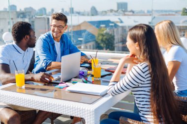 Bir ekip ve profesyonel açık havada çalışan coning