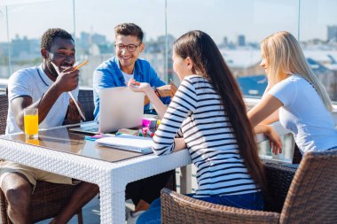 Uluslararası öğrencilerin öğrenimleri sırasında şaka