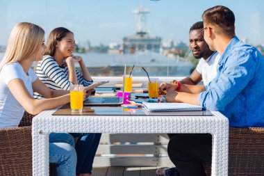 Samimi arkadaşları samimi bir atmosferde Toplantı