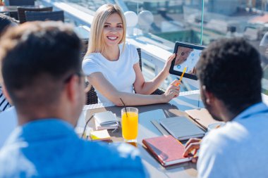 Parlak bin yıllık kadın arkadaşlarınızla fikir paylaşımı