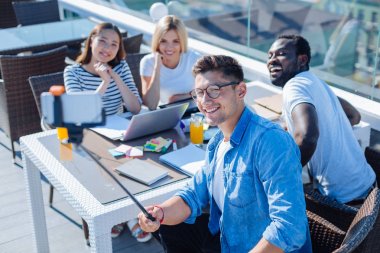 Krup çokuluslu arkadaşlar açık havada selfies alarak