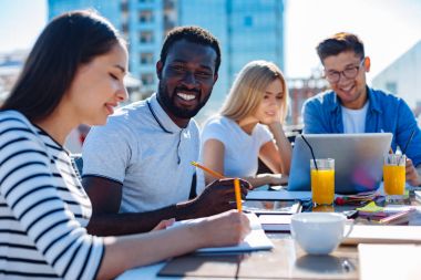 Üniversite öğrencileri ev atama açık havada yapıyor