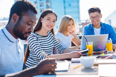 Genç ve birlikte çalışan önümüzdeki uzmanları