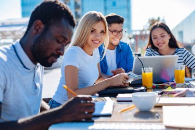 Kameraya gülümseyen kadın sarışın öğrenci