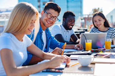 Stratejik fikir paylaşımı serbest takım