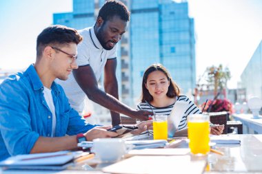 Açık havada çalışan rahat geliyorsa ve genç profesyoneller