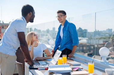 Kendini açık havada iş zevk kişi istihdam