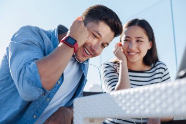 Müzik açık havada için dinleme arkadaşlarım düşük açılı çekim