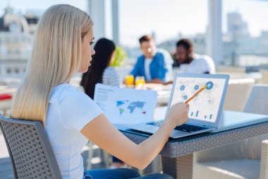 Dişi Serbest Çalışan Laptop Açık havada