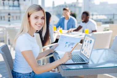 Öğrenci için kamera gülümseyen uluslararası ilişkiler Fakültesi