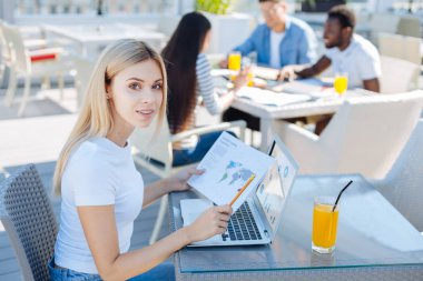 Kafe mekanlarda çalışan kadın serbest meslek