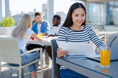 Neşeli Bayan açık havada eğitim