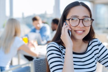 Telefon görüşmesi için yanıtlama neşeli genç portresi