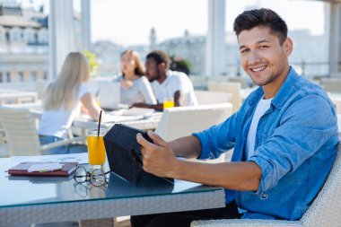 Tablet bilgisayarda çalışma rahat serbest meslek