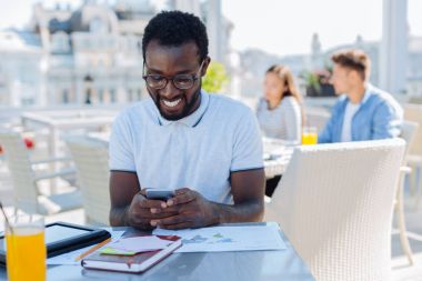 Parlak adam açık havada Smartphone kullanarak