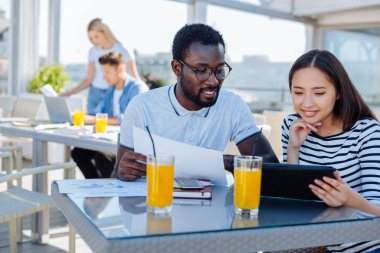 Resmi olmayan toplantı sırasında tablet bilgisayar kullanarak neşeli arkadaşları