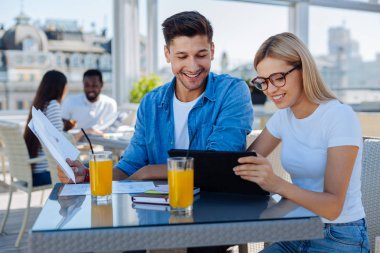 Neşeli grup proje üzerinde birlikte çalışma