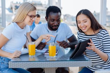 Üniversite öğrencileri birlikte şehir merkezinde çıkıyor