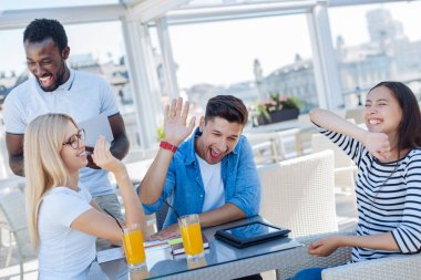 Birlikte gülmek komik gençler