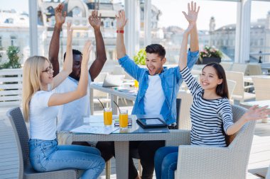 Heyecan ile neşeli yükselterek el