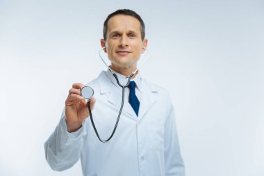 Dost görünümlü doktor stetoskop ile kalp için dinleme