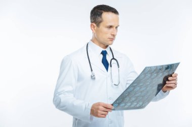 Ciddi erkek doktor hasta baş MRI tarama seyir