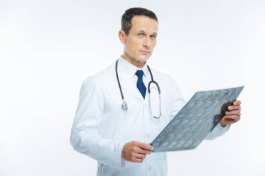 İnsan kafası MRI resmini tutan fikri tıbbi işçi