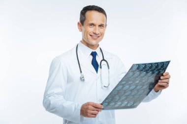 Parlak Doktor Röntgen insan kafası taramasıyla poz