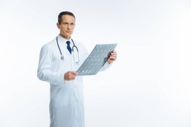 Kameraya bakarak MRI tarama ile ciddi tıbbi işçi