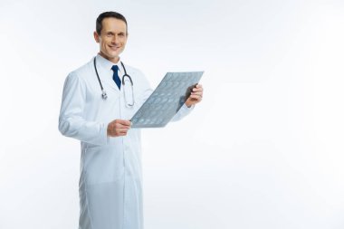 X ray tarama ile poz neşeli tıbbi profesyonel