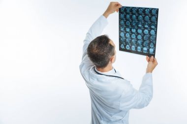 Doktor Röntgen kafa resmine bakarak geri döndü