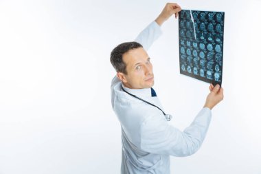 Ciddi doktor kafa kameraya dönüm MRI tarama ile