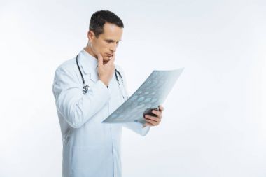 Dalgın doktor hasta beyin MRI tarama üzerinde düşünme