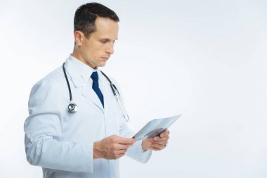 Yan görünümü üzerinde ciddi doktor manyetik rezonans görüntüsü incelenmesi