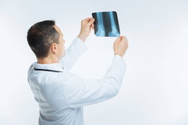 Tıbbi profesyonel bacak manyetik rezonans görüntüsü inceleyerek geri döndü