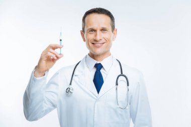 Neşeli doktor şırınga kamera için poz