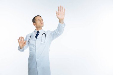 Olgun erkek doktor dokunmatik görünmez ekran çalışılıyor