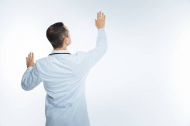 Olgun Uygulayıcı görünmez bir duvar dokunmadan kadeh kırpılmış