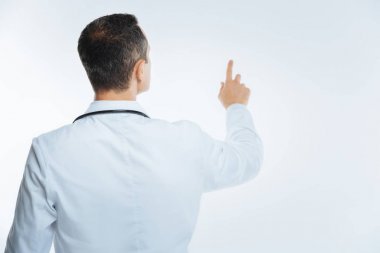 Tıbbi profesyonel görünmez ekran dokunaklı geri döndü