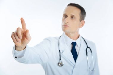 Kendine güvenen uygulayıcısı görünmez perde ile çalışmak