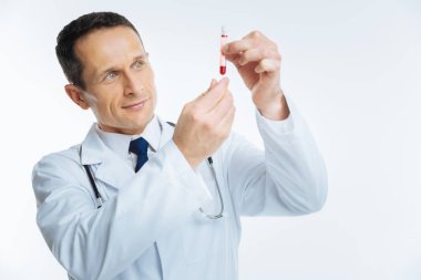 Memnun Uygulayıcı muayene kan örneği