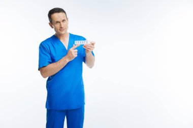 Pozitif tıbbi işçi gösteren düzenleyici reçete için fikirli